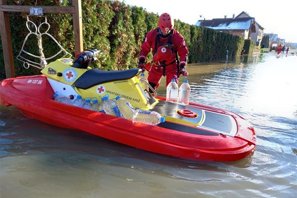 Timovi Crvenoga križa pomažu poplavljenim mještanima u Hrvatskoj Kostajnici i okolnim mjestima